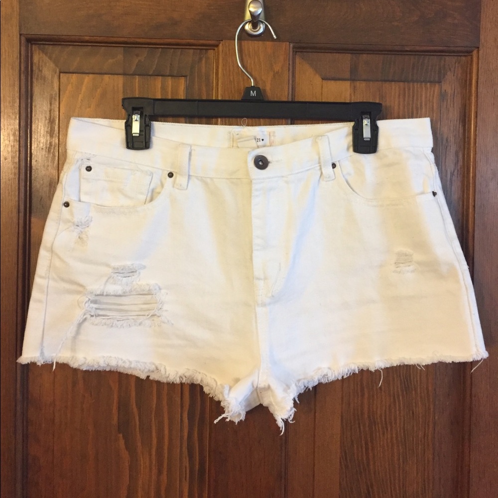 FOREVER 21 DISTRESSED WHITE SHORTS