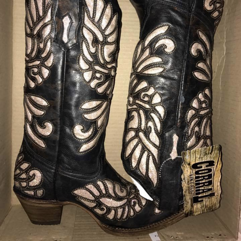 BRAND NEW, NEVER WORN 7.5 Corral Cowboy Boots
