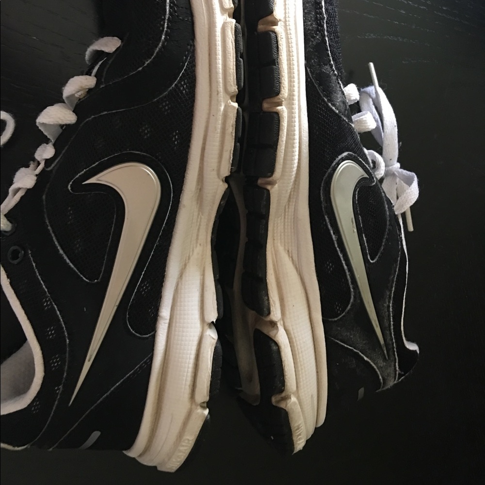 PREOWNED BLACK 8.5 NIKE GYM SHOES LADIES