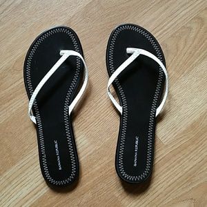 NWOT Banana Republic flip flops