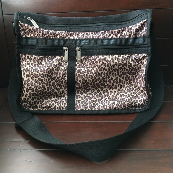 Lesportsac Handbags - Lesportsac deluxe everyday bag in leopard print