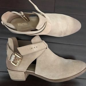 Michael Kors cut out booties size 9 US preowned