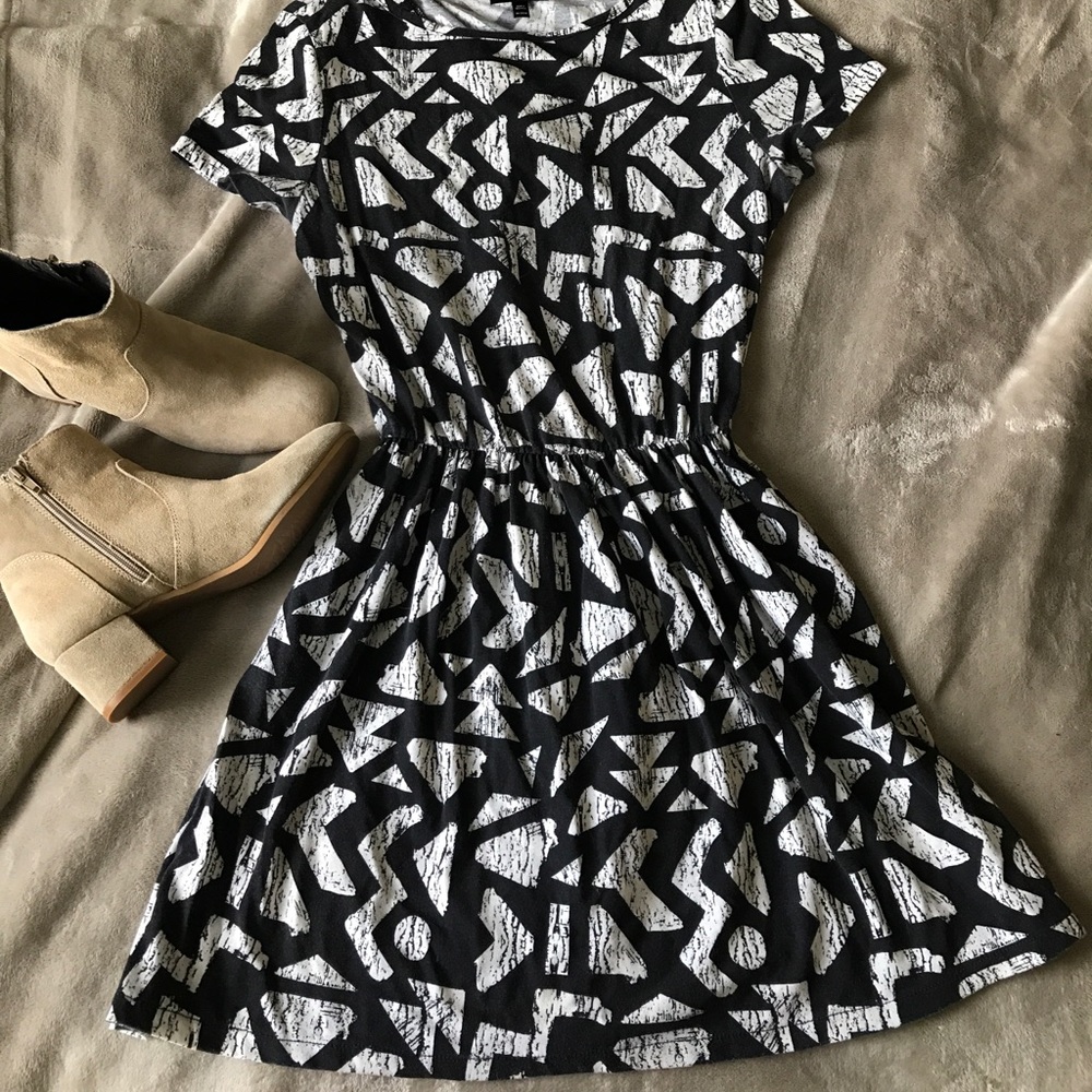 Adorable geometric Top Shop dress ✨✨✨