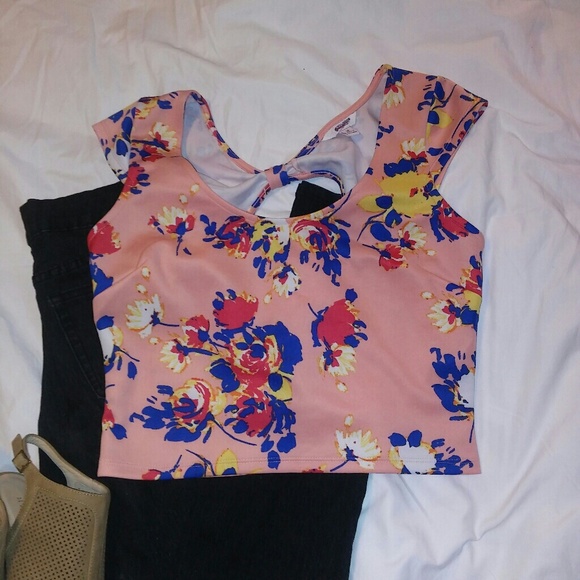 CANDIE's CROP TOP - Picture 3 of 4