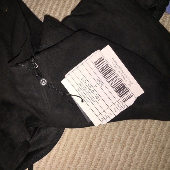 Black faux suede shorts - Picture 4 of 5