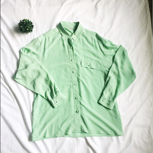 5/$25 💙 Light weight Mint Green Button💙 - Picture 3 of 3