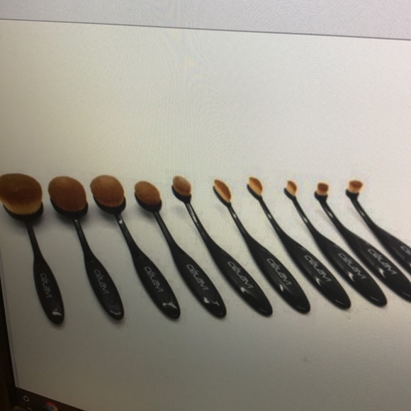 Celavi oval makeup brush set kit - Picture 1 of 3