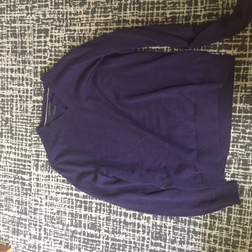 Banana Republic purple V-neck Swearer