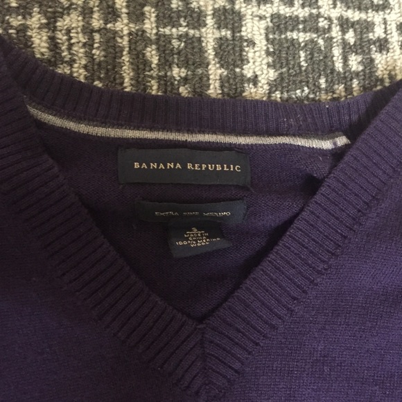 Banana Republic purple V-neck Swearer - Picture 2 of 2