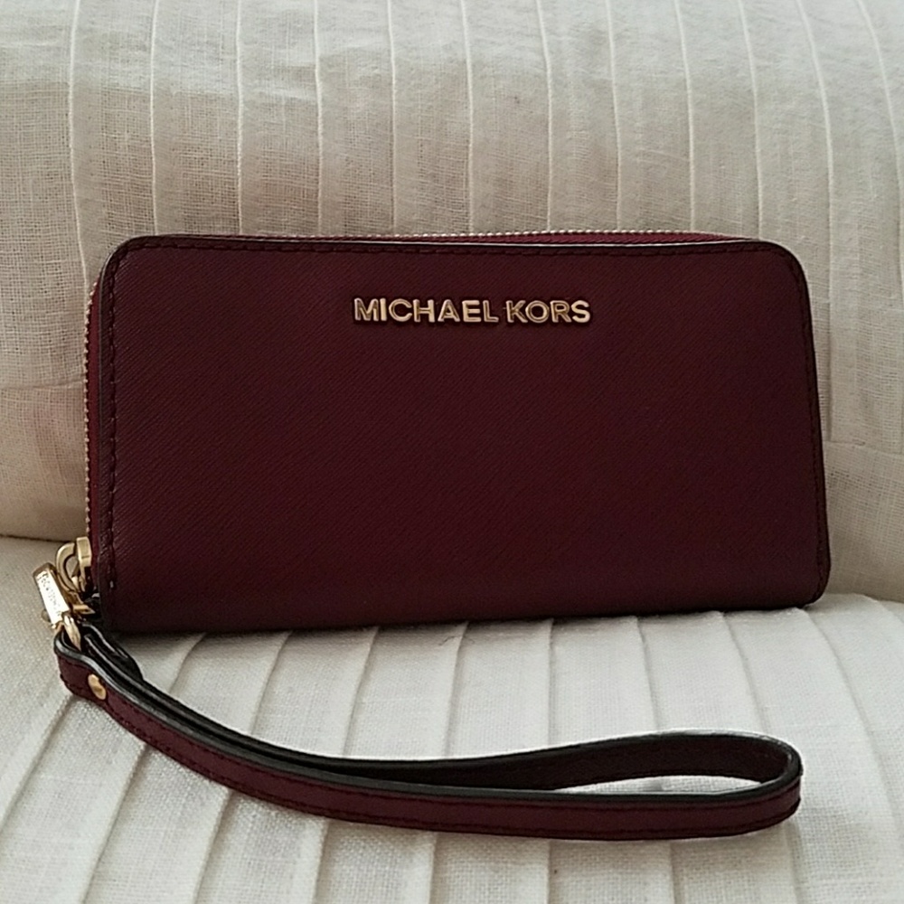 Jet Set Travel Smartphone Wristlet