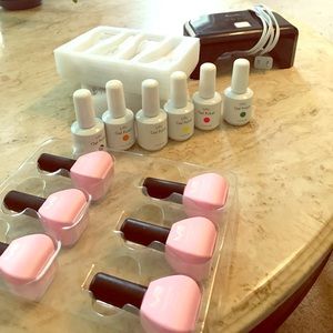 Gel nail polish set with UV nail lamp
