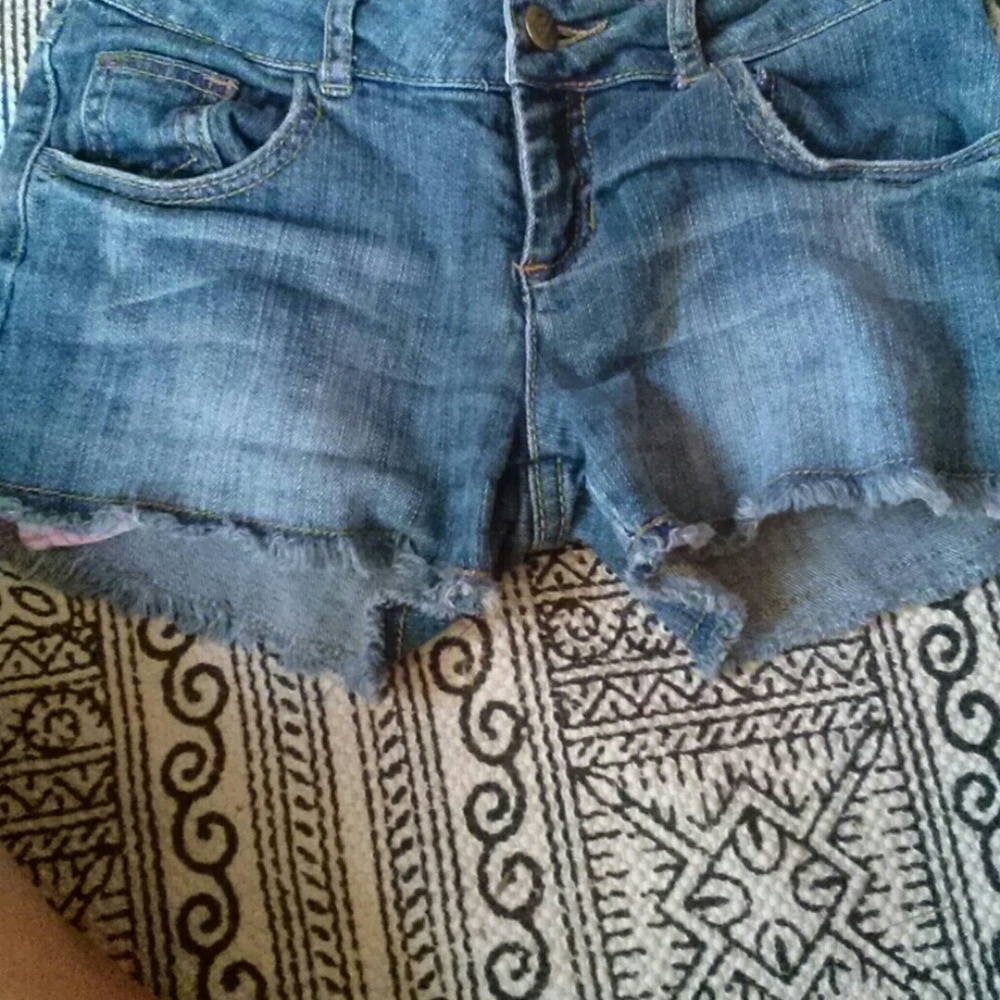 Light wash comfy cut off jeans shortz