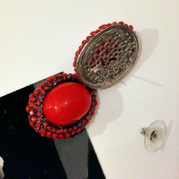 Modern Vintage Studs. You cant go wrong with these - Picture 4 of 4