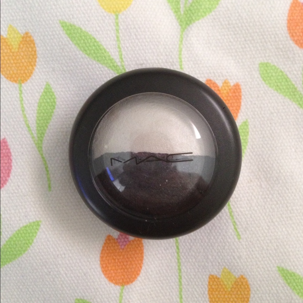 MAC mineralize eyeshadow-Persona/screen vinyl