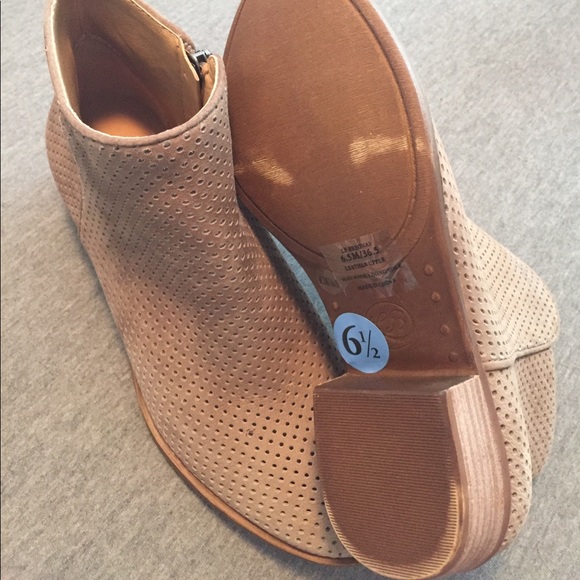 Lucky Brans Basel 3 perforated bootie - Picture 2 of 5