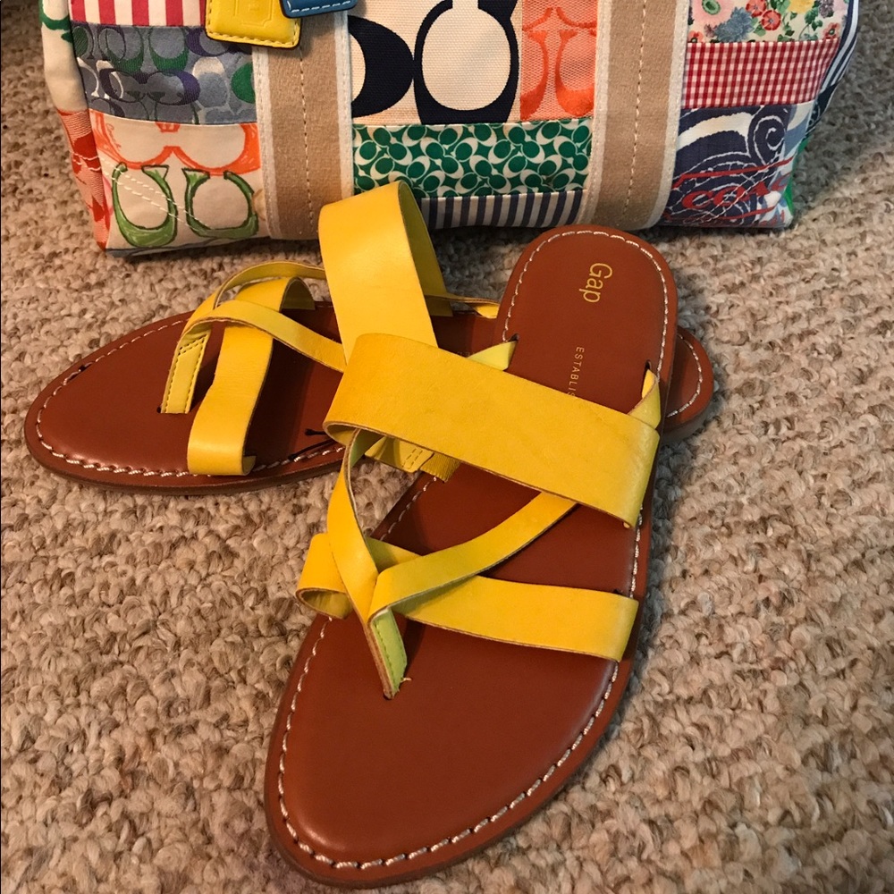 🔊Gap sandals 💛