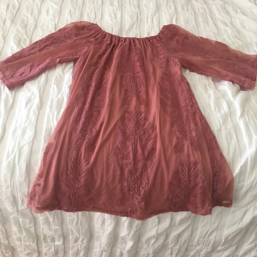 Off the shoulders lace dress!