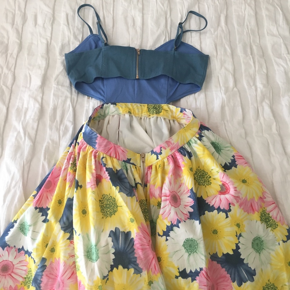 Floral cut out dress! - Picture 2 of 2