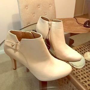 7m Alfani cream ankle booties / heels