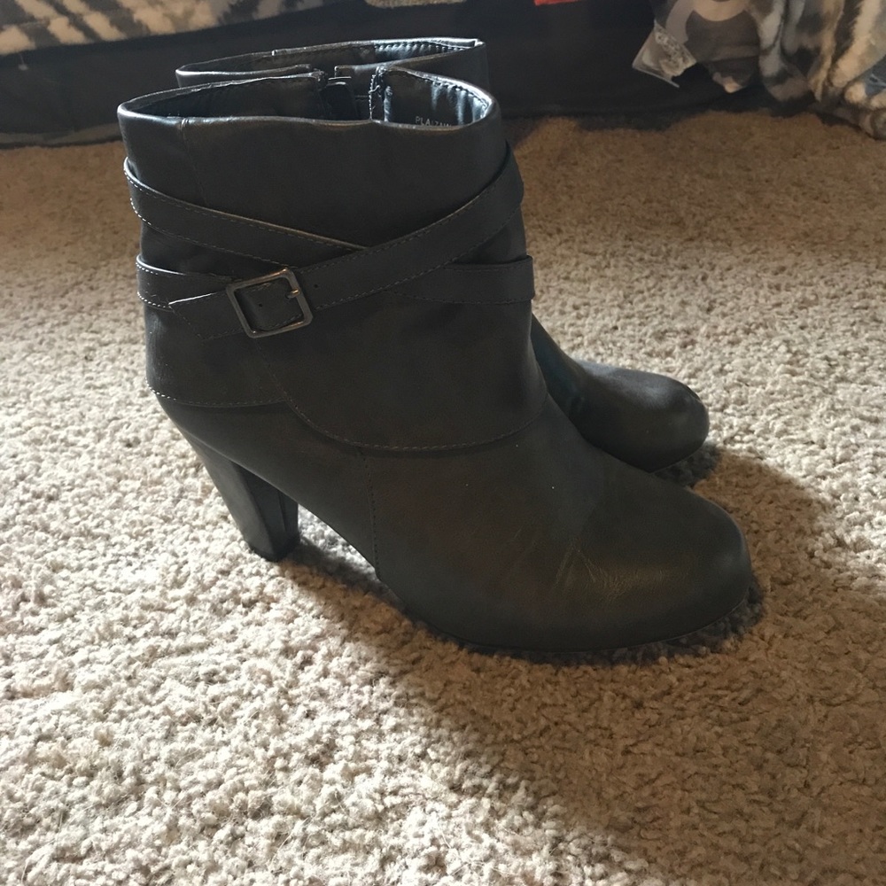 Gray ankle heel