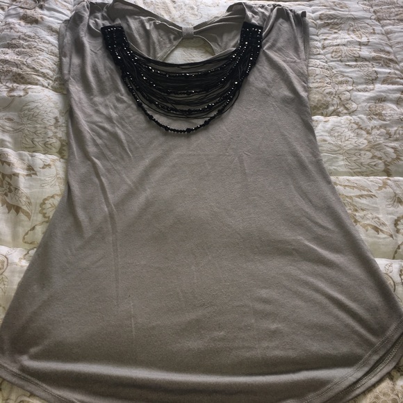 Gray top with neck fringe and beads - Picture 3 of 3