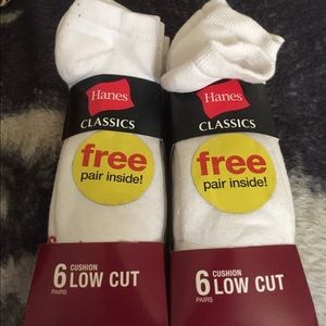2 Packs of Hanes Socks