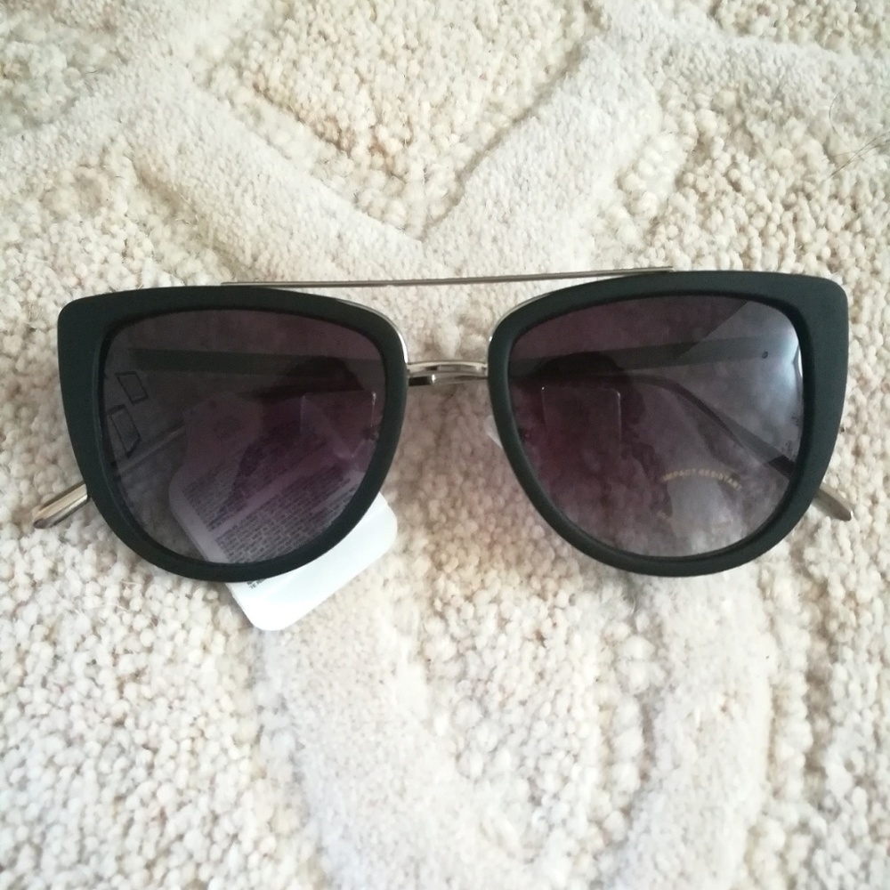 BLACK CAT SUNNIES