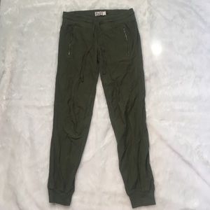 SO Green joggers with zipper pockets