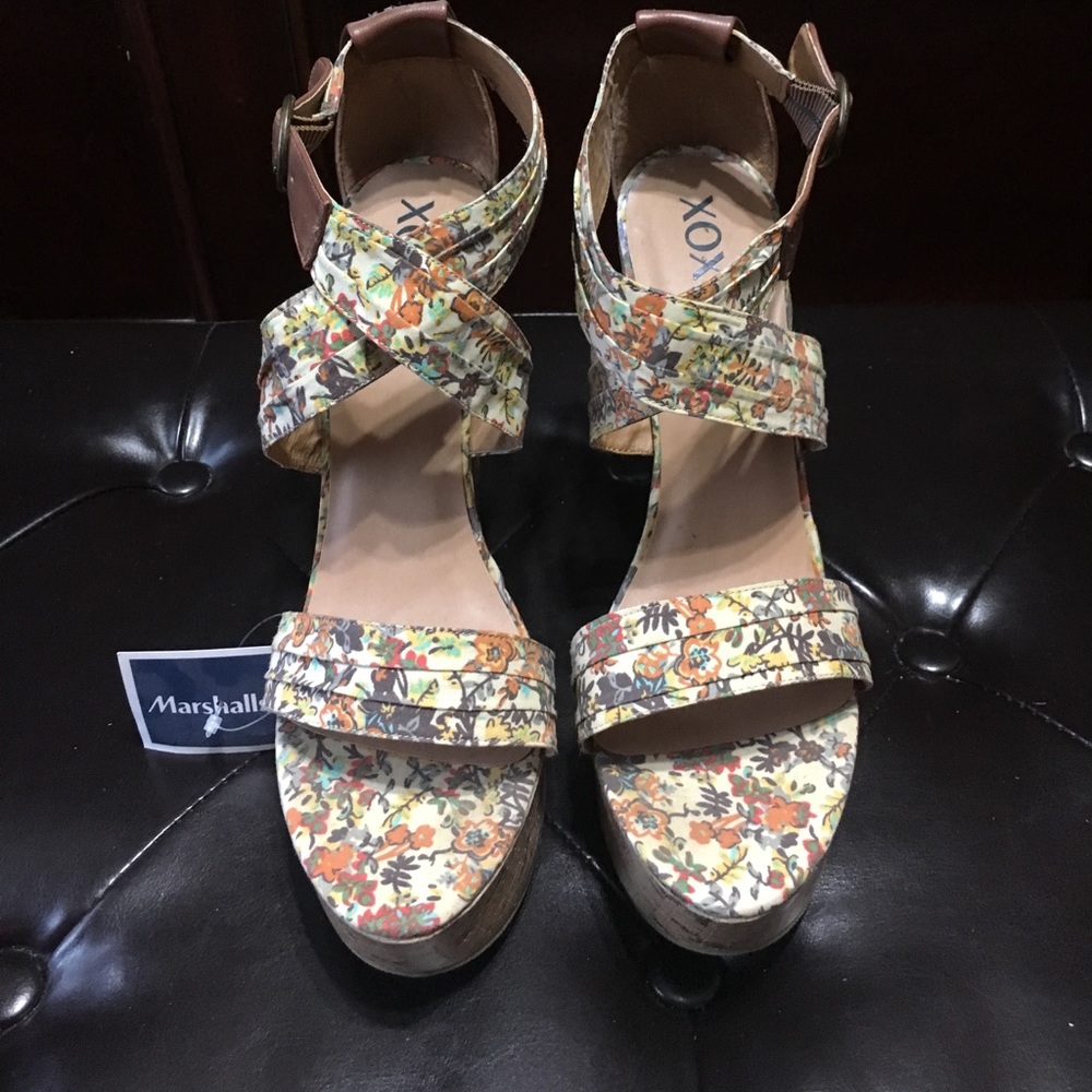 Flower print Chris cross strap heel sandals