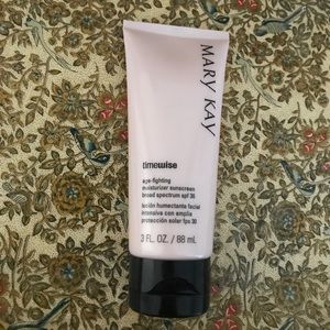 NWOT Mary Kay age fighting moisturizer sunscreen