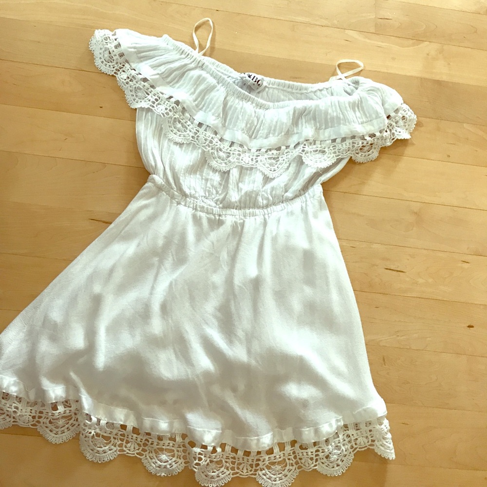 Sabo Skirt White off the shoulder dress