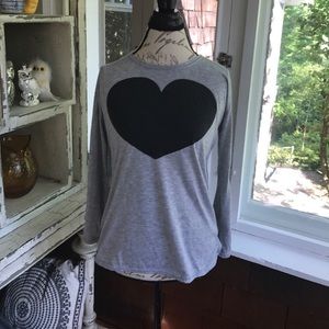 Cute grey long-sleeve t-shirt w black heart