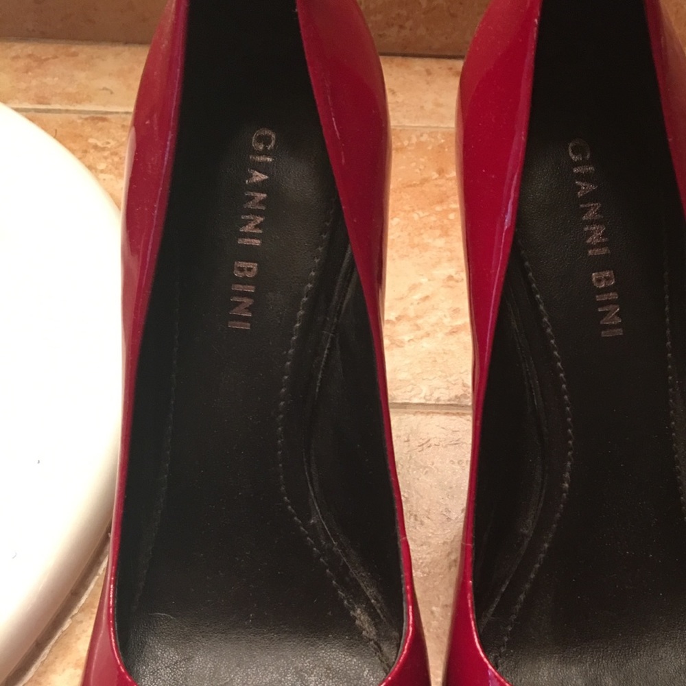 Gianni Bini red pointed toe heels
