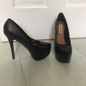 Black Steve Madden platform pumps