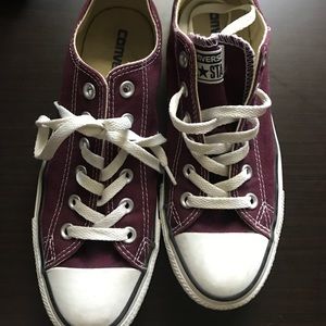 Maroon low top converse