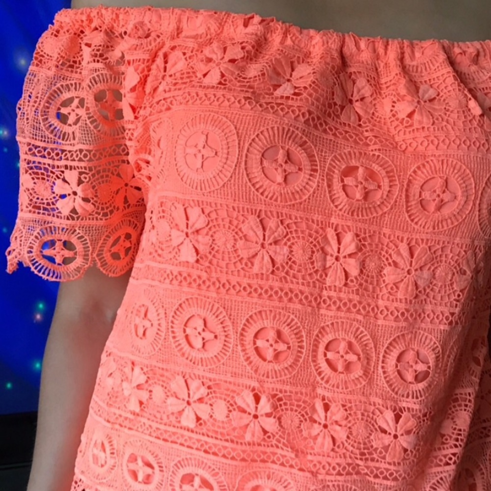 BB DAKOTA TOP💕Host Pick💕 - Picture 2 of 2