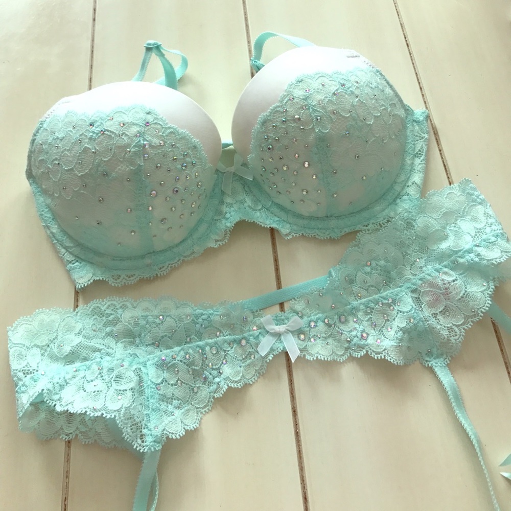 NWOT Victoria's Secret bra and garter belt