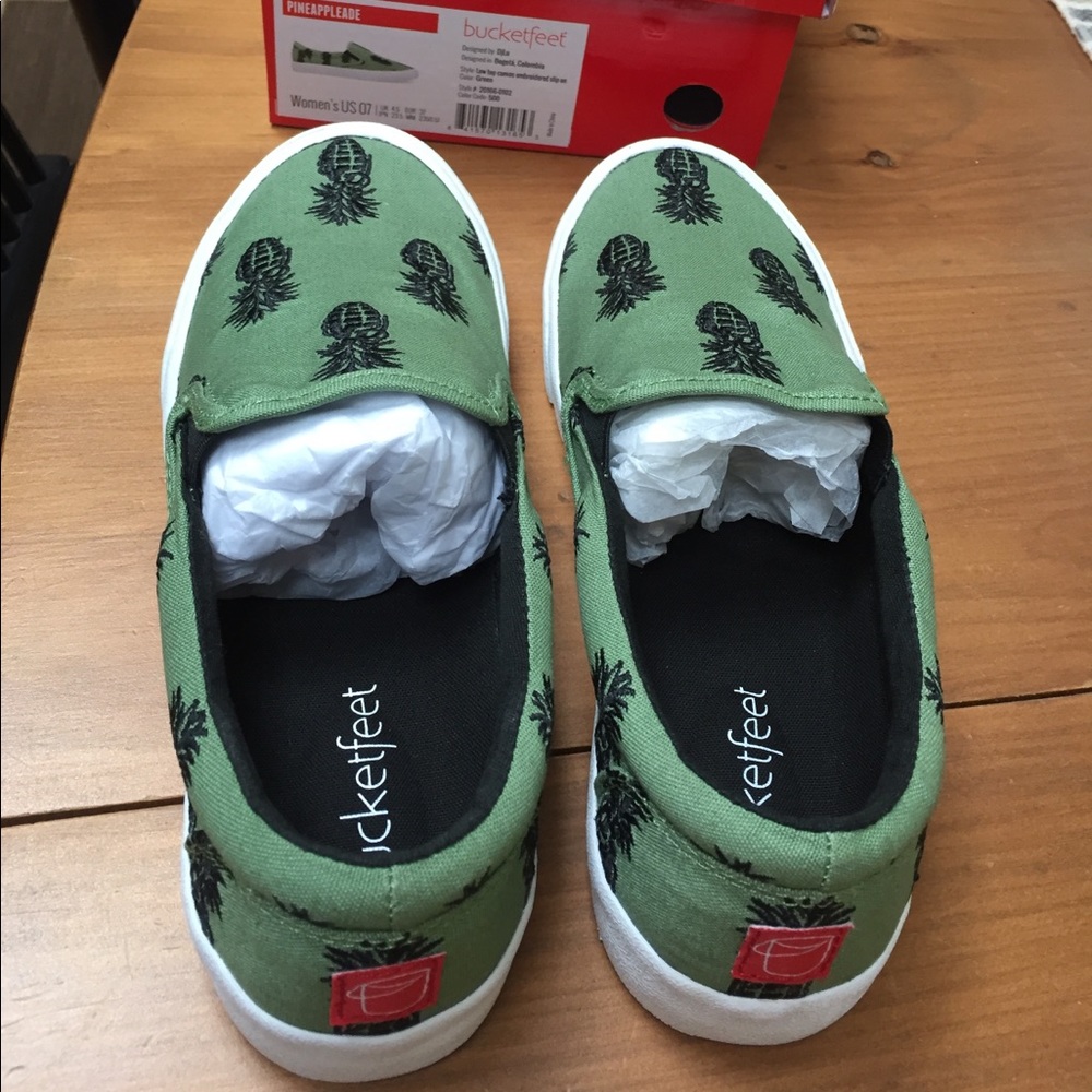 Ladies size 7 Pineappleade bucketfeet slipons.