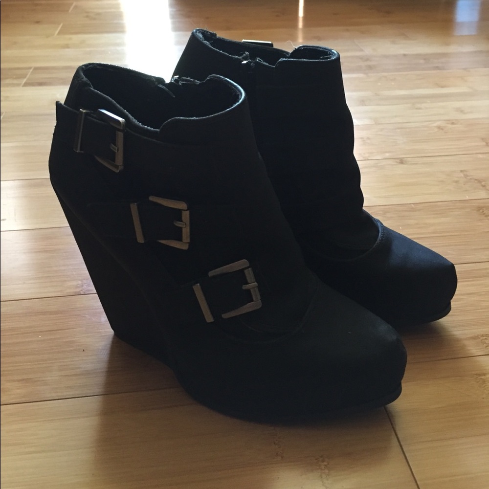 Shi by Journeys Black Wedge Booties size 7