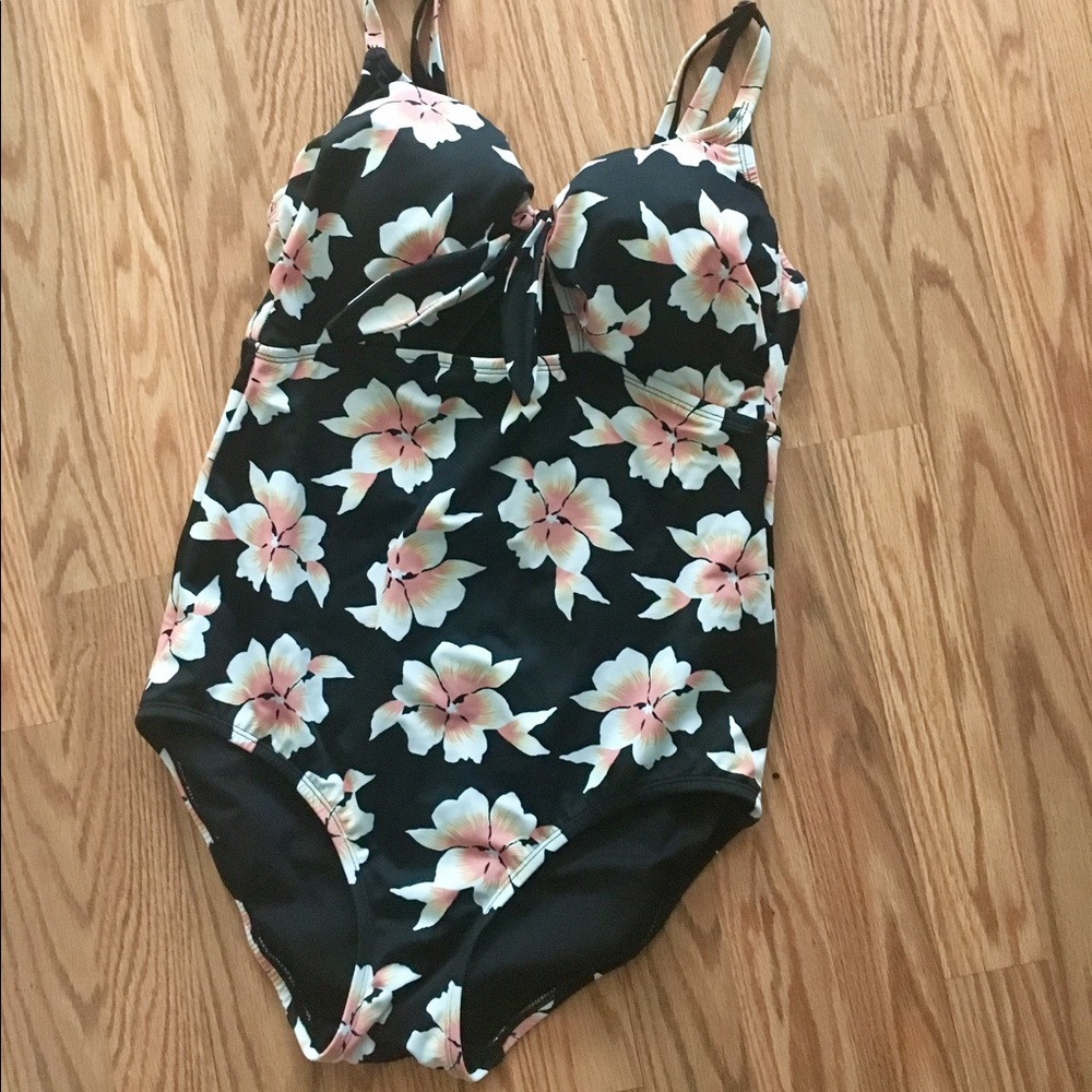 Women's bathing suit with cut out