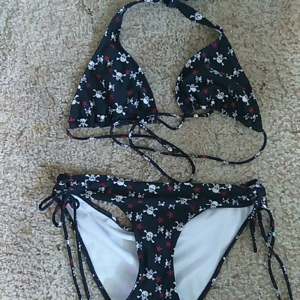 Black scull and bones ✌ piece swimsuit 👙