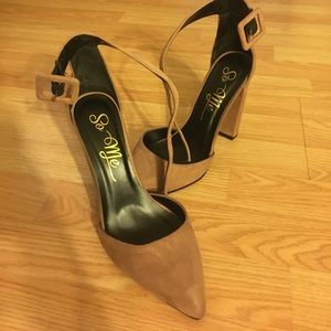 Thick heel closed toed shoe