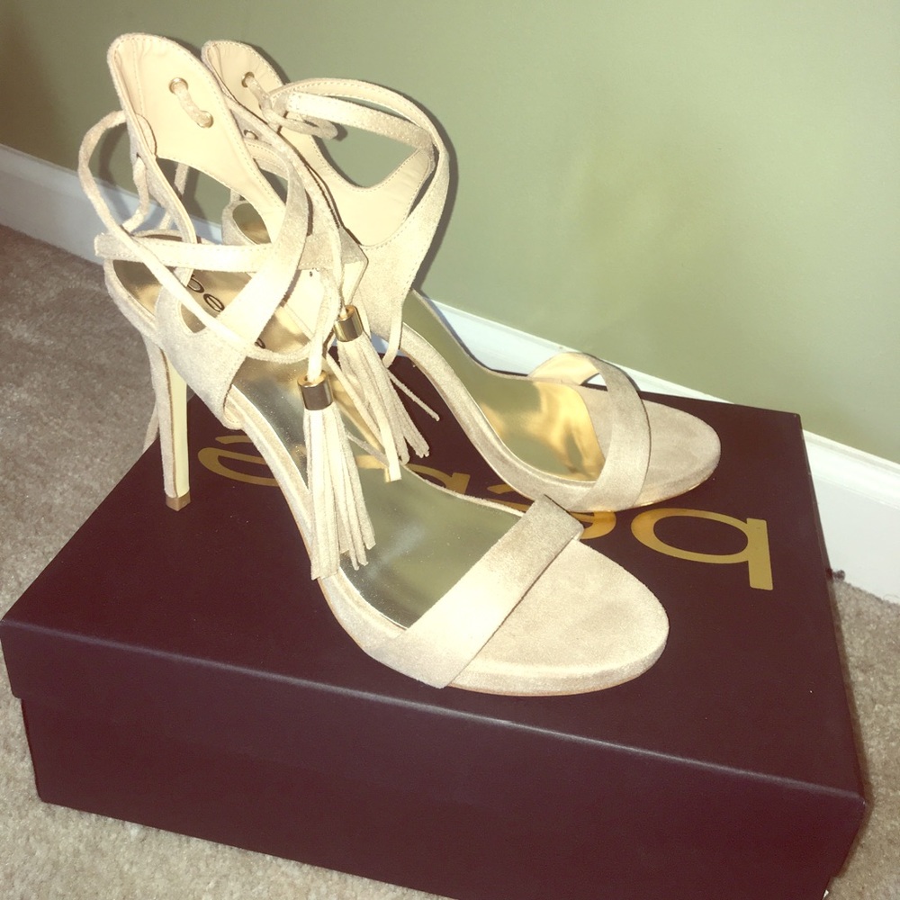 Size 9 BEBE Kay in light neude faux suede (nat)