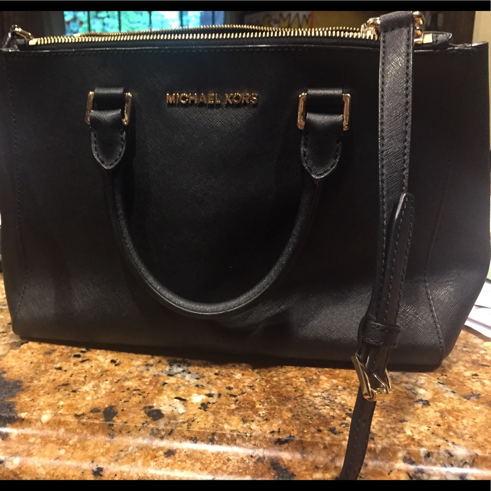 Black Micheal Kors jet set bag