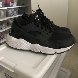 NIKE HUARACHES WOMENS SIZE 8.5
