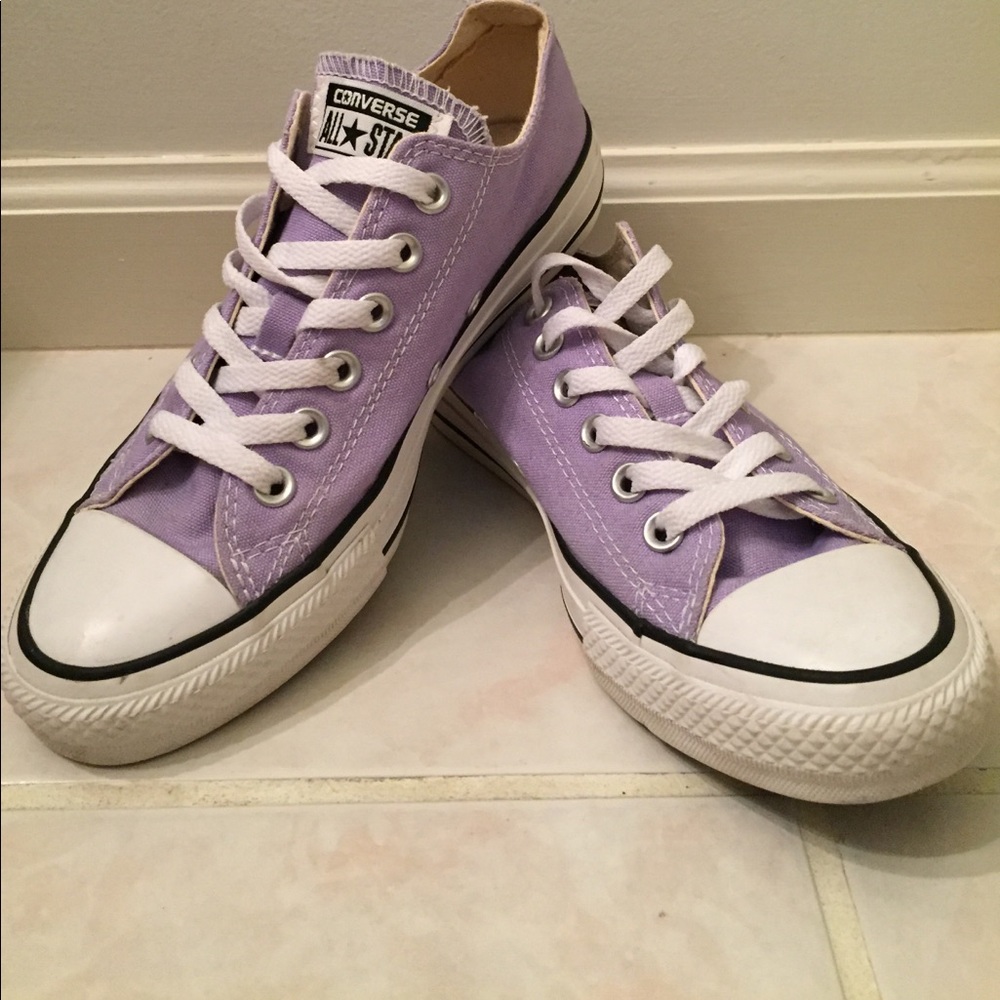•••MINT CONDITION••• Low top purple converse