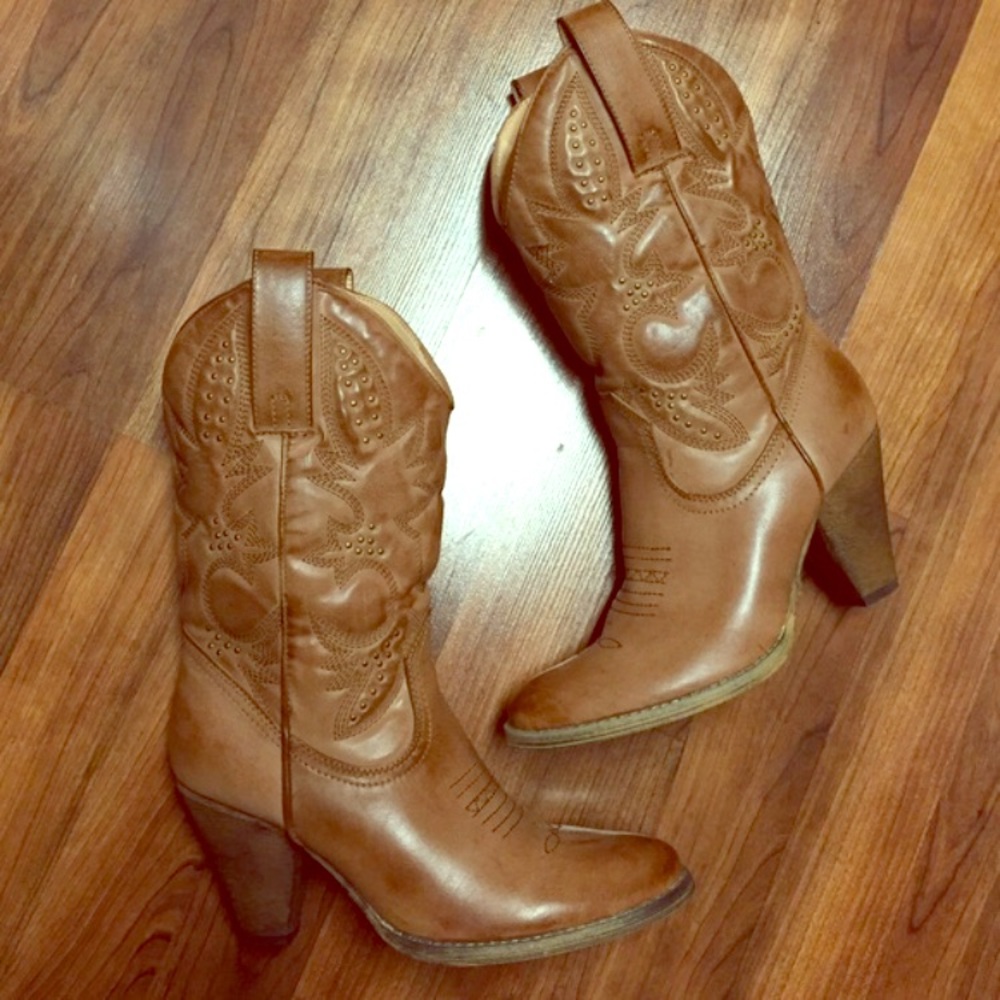 Beige cowgirl boots!!