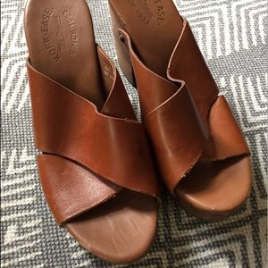 Kork-Ease Avana Grain Gabi Wooden Clog Sandals