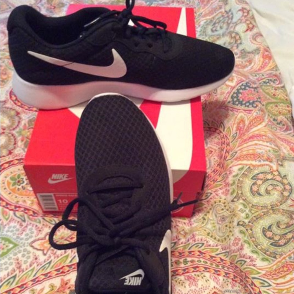 NWOT- Woman's Nike Roche