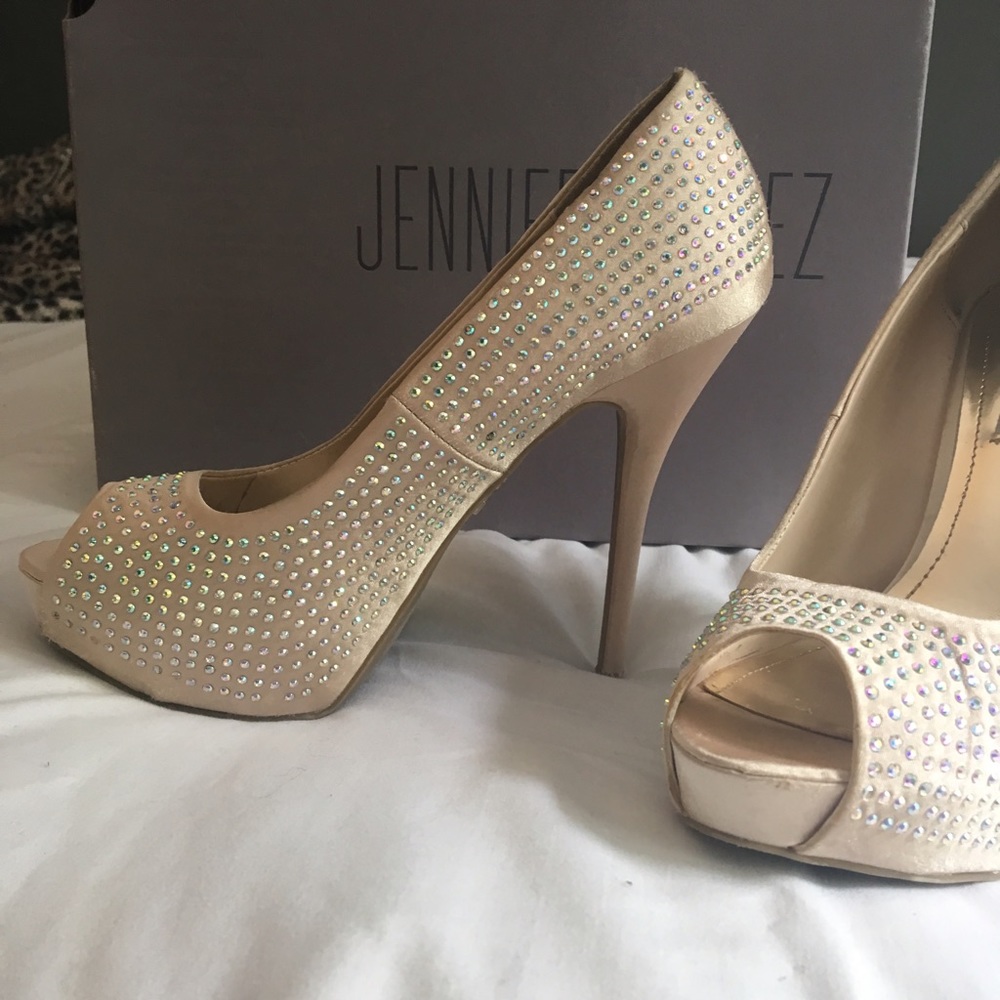 CREAM JEWLED HEELS 👡🥂